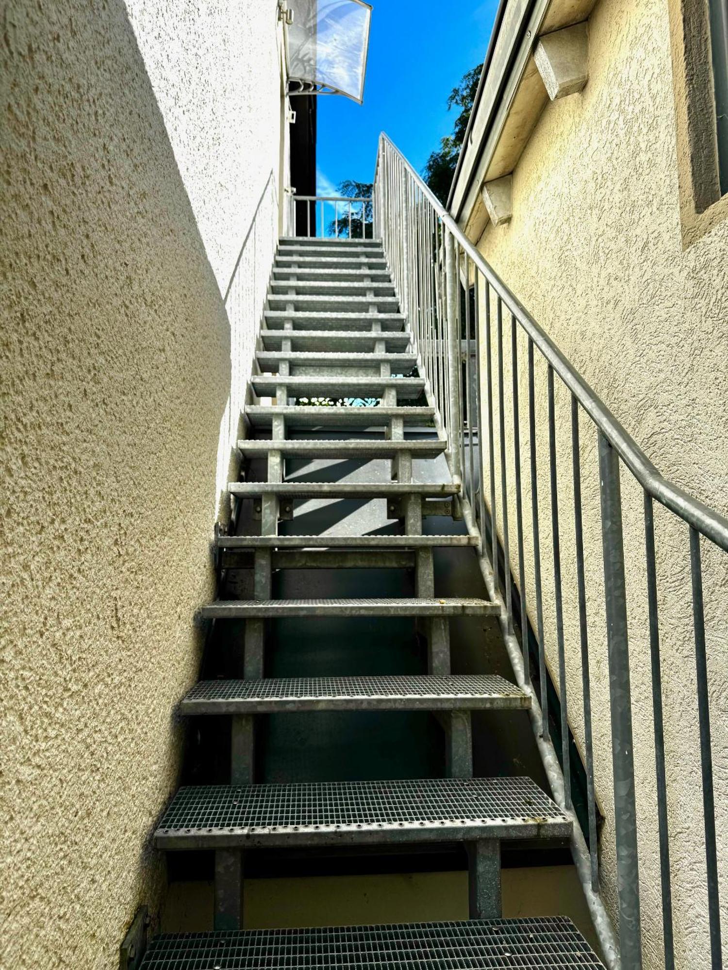 - Near Airport Dus - Trade Fair - Arena *